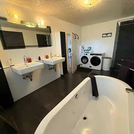 Luxus Business Mit Badewanne Balkon Und Tiefgaragenstellplatz * Kerpen (North Rhine-Westphalia)
